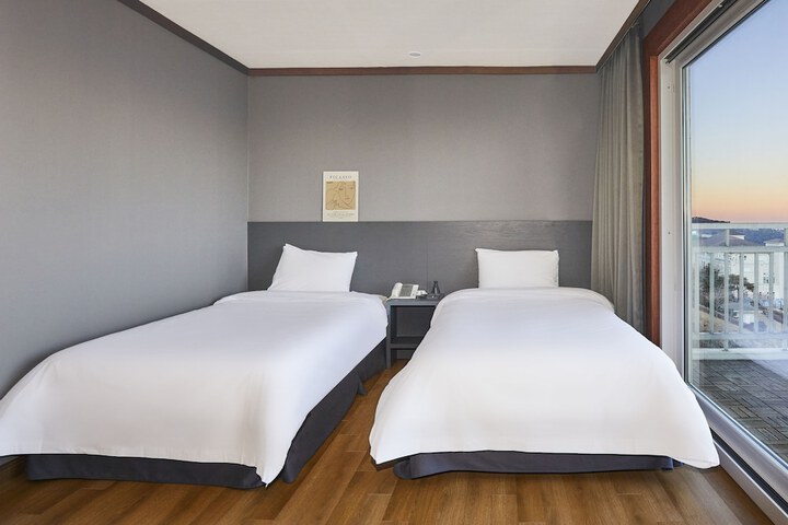 Room 6 of 90