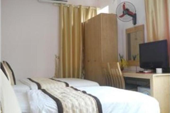 Red Hotel - Thuy Khue
