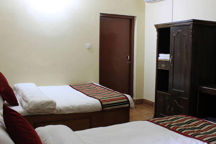 Room 5 of 9