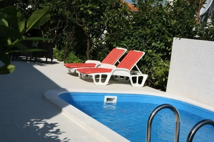 Pool 9 of 12