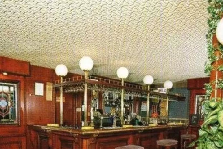 Lounge 5 of 8