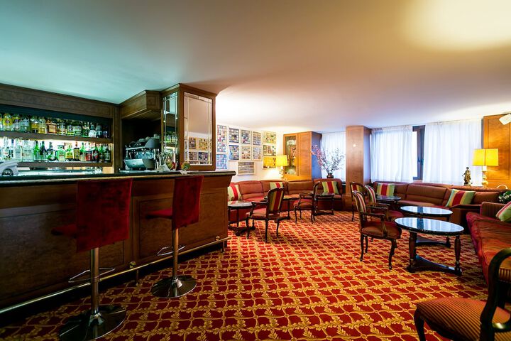 Lounge 56 of 64