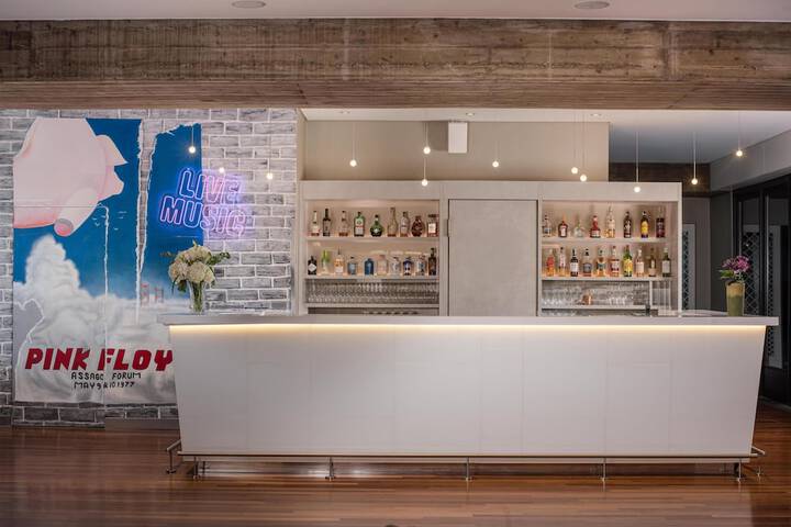 Lounge 64 of 79