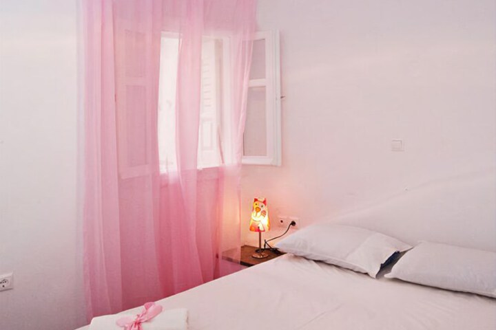 Room 2 of 10