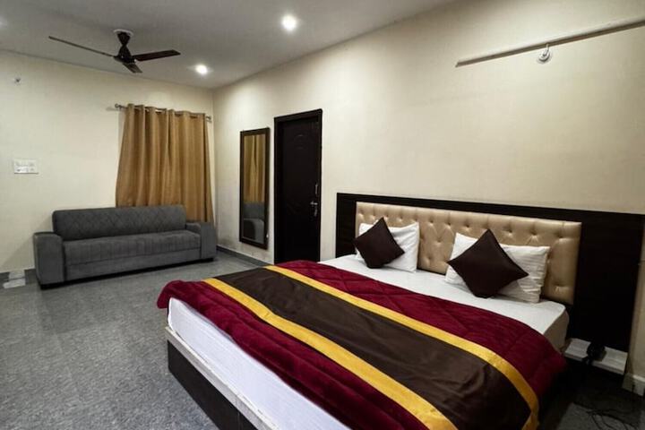 Room 4 of 11