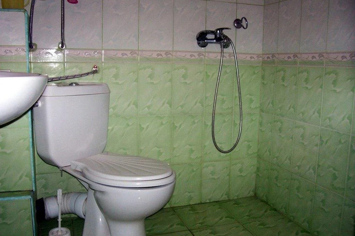 Room 8 of 12