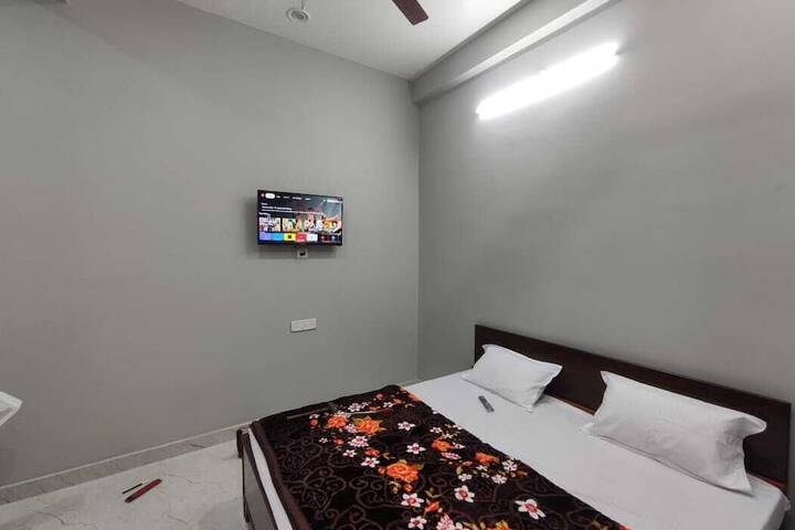 Room 4 of 16
