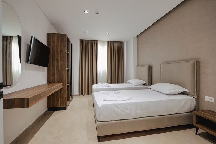 Room 33 of 65