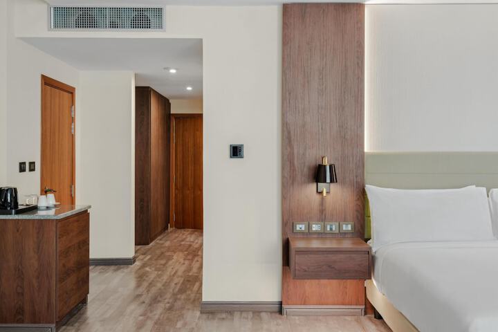 Room 27 of 73