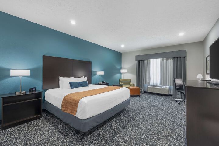 1 King Bed Pillow Top Mattress Flat Screen Television Microwave and Refrigerator Full Breakfast (10 of 14)