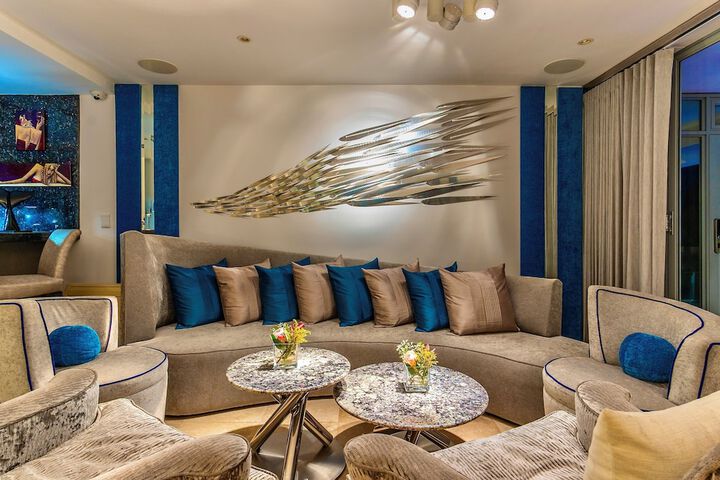 Lounge 96 of 119
