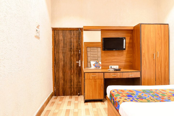 Room 27 of 38