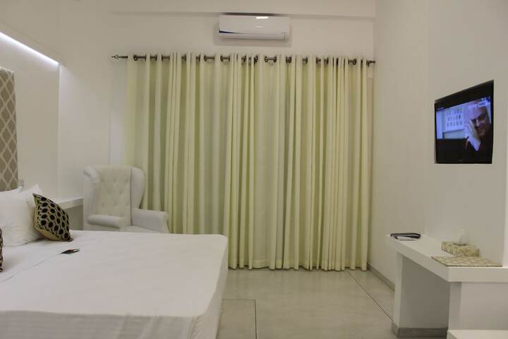 Room 4 of 33