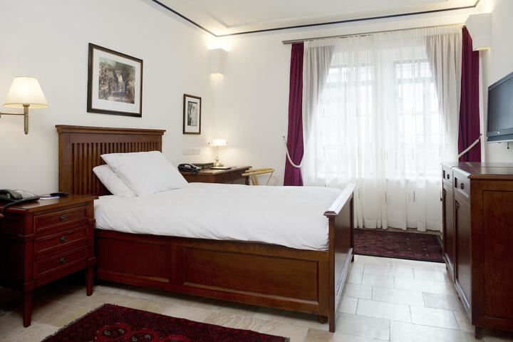 Room 4 of 150