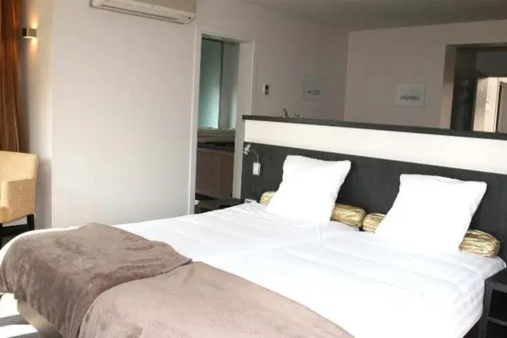 Room 3 of 7
