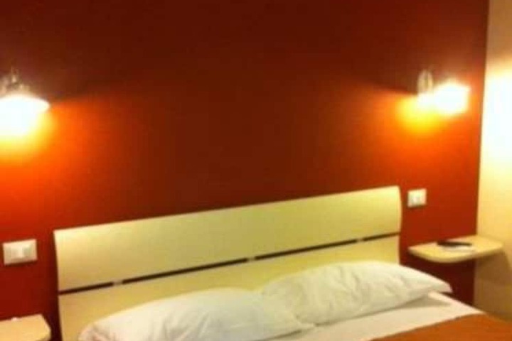 Room 9 of 33