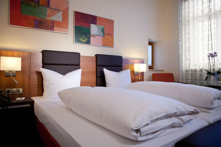 Room 5 of 33