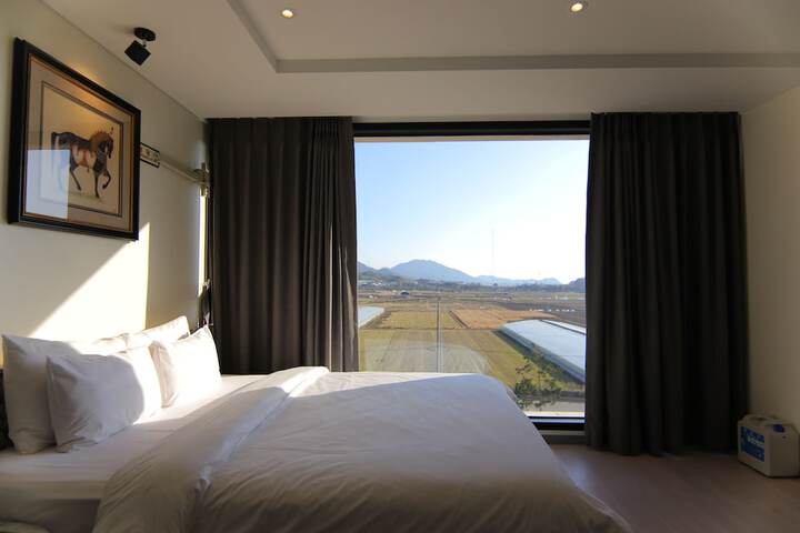 Room 45 of 190