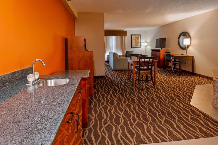 Suite 2 Queen Beds Sofa Bed Flat Screen Television High Speed Internet Accessible Microwave (17 of 23)