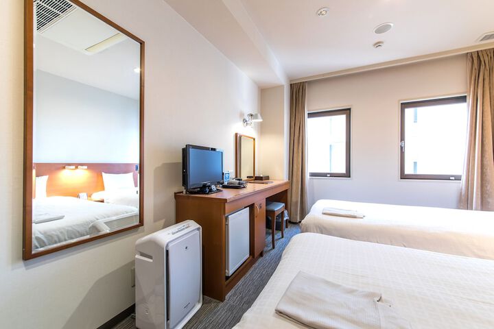 Room 13 of 36