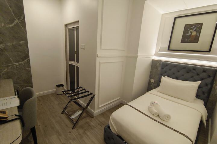 Room 33 of 66