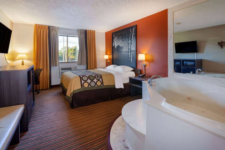 1 Queen Bed Accessible Room (8 of 9)