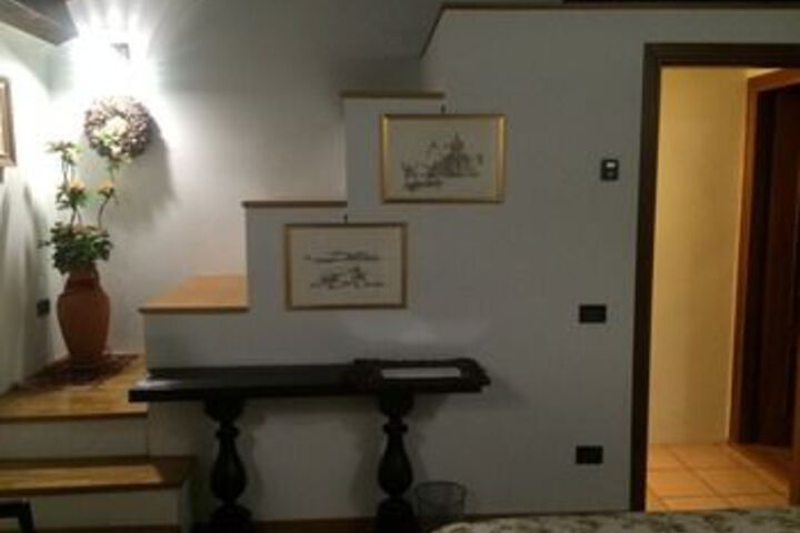 Room 17 of 27