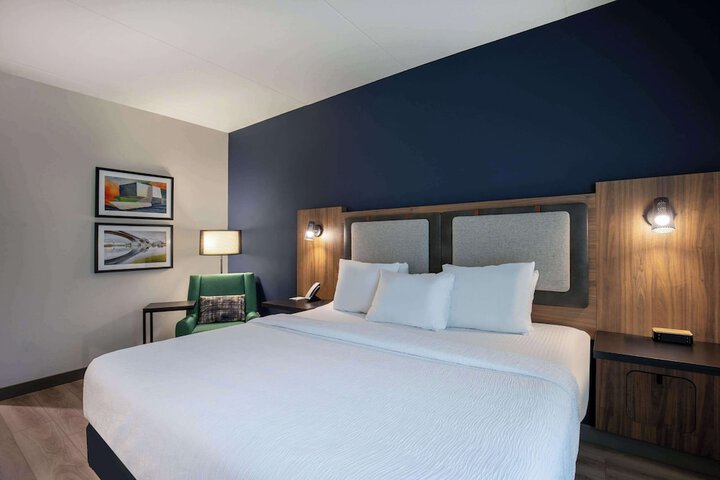 1 King Bed (1 of 16)