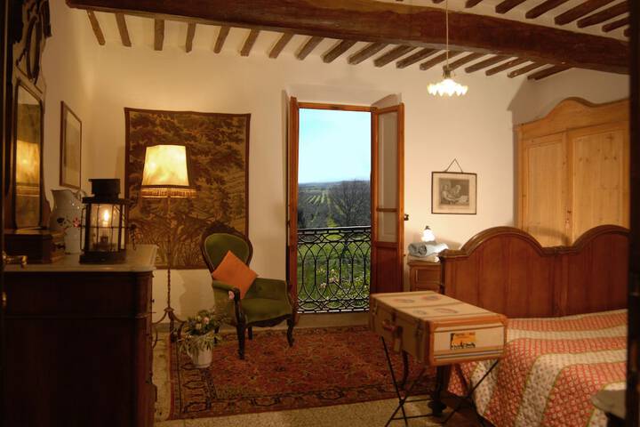 Room 11 of 32