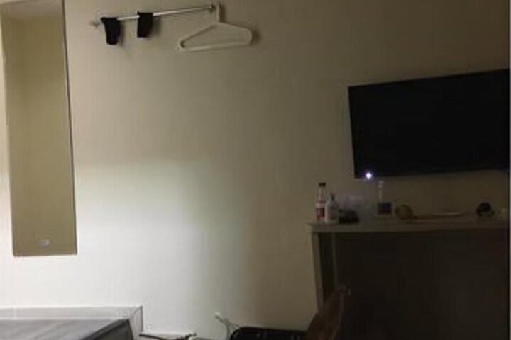 Room 7 of 8