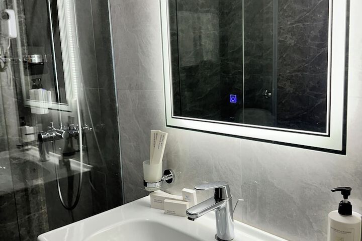 Room 64 of 93