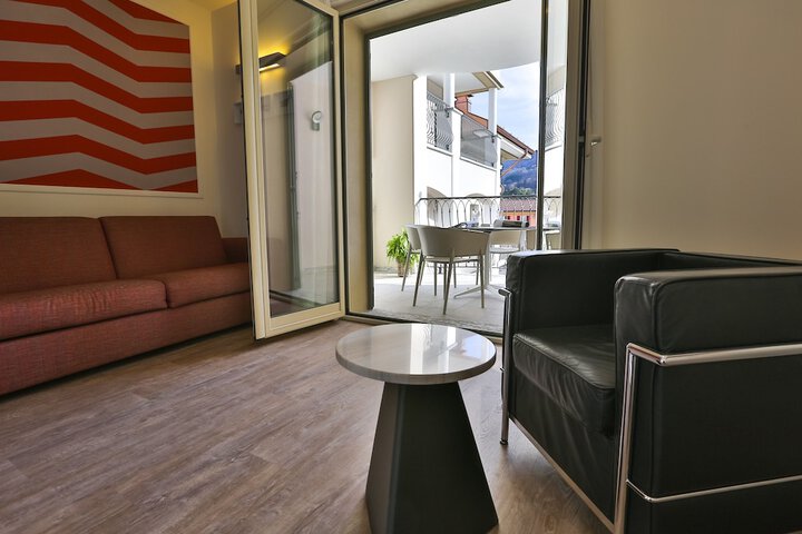 Room 10 of 80
