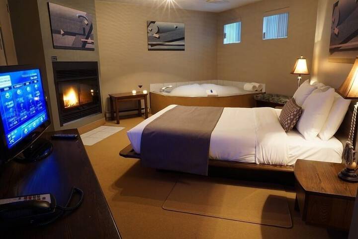 1 Queen Bed (2 of 18)