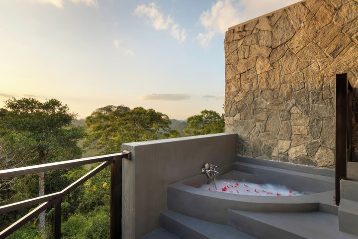 Deep soaking bathtub