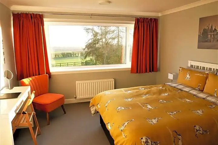 Room 4 of 12