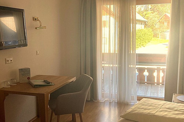 Room 16 of 80