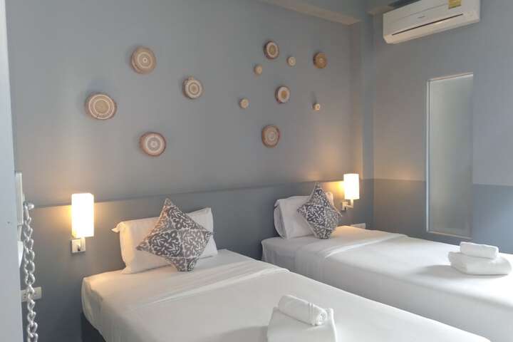 Room 6 of 63