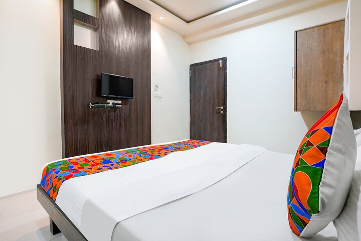 Room 13 of 28