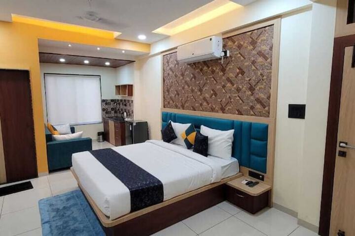 Room 4 of 9