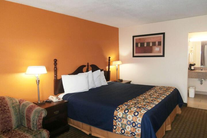 1 King Bed (4 of 5)