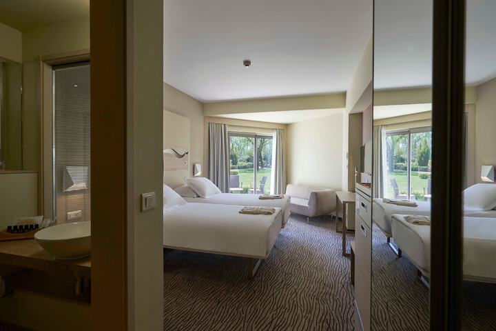 Room 4 of 63