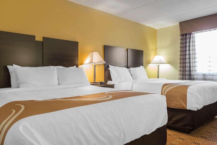 1 Queen Bed (4 of 17)