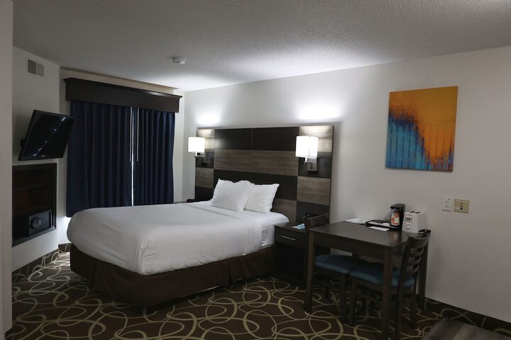1 Queen Bed Efficiency Suite (43 of 54)