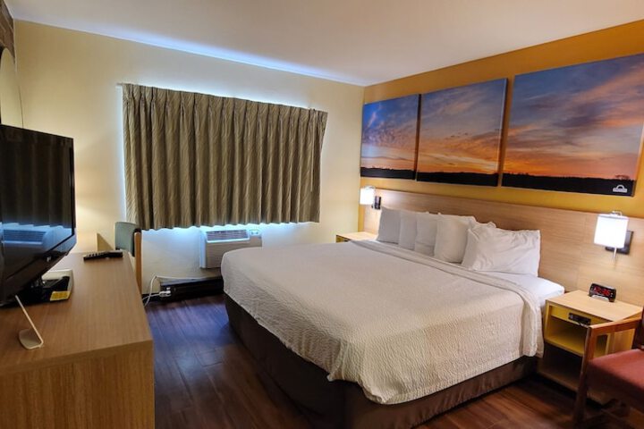 1 King Bed (9 of 11)