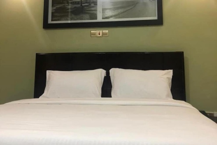 Room 4 of 7