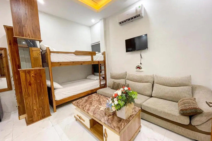 Room 4 of 8