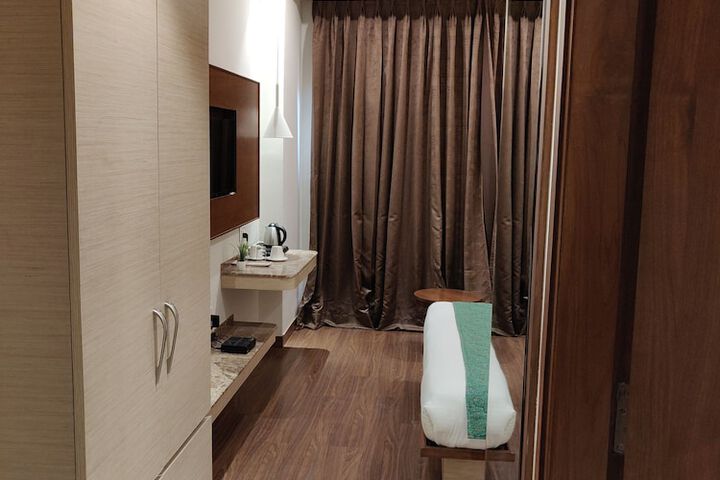 Room 8 of 32