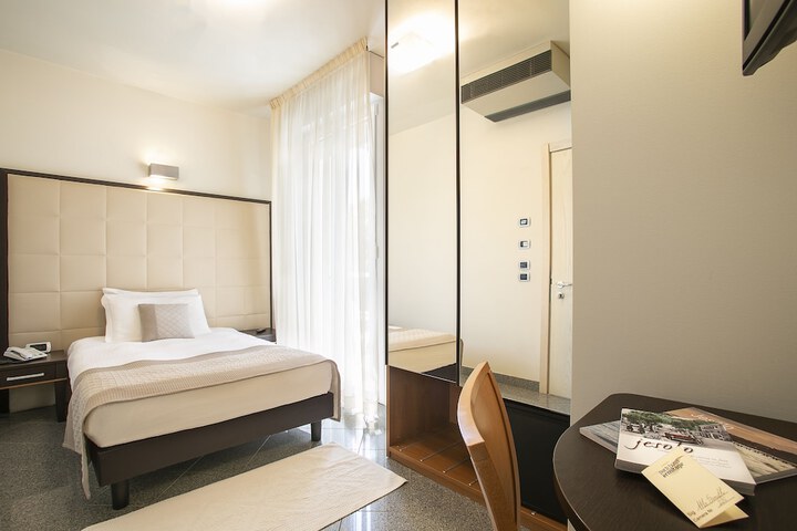 Room 7 of 68
