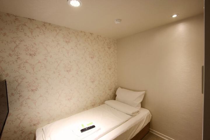 Room 9 of 80