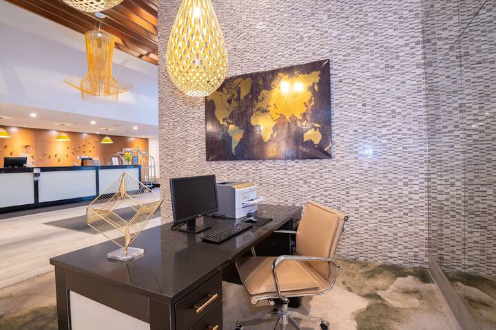 Business Center 61 of 67